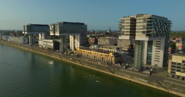 市内を流れる広いライン川の映像を確立する かつての港は住宅と近代的な商業地区として再設計された ケルン ドイツ 有名なオフィスビルの空中ドローンショット — ストック動画
