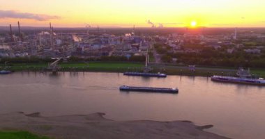 Köln, Almanya, 03 Kasım 2023: Kimya fabrikasının hava görüntüleri. Endüstriyel hava kirliliği. Petrol ve gaz rafinerisi. Hava kalitesi ve çevresel etki teması.