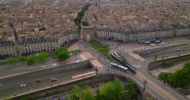 Fransa 'nın şarap başkenti Bordeaux' nun hava görüntüsü çekimleri. Nehrin kıyısında güzel bir şehir. Şehir merkezinin insansız hava aracı görüntüsü. İHA 'yla çekilen evlerin çatıları.