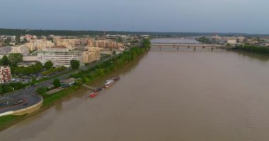 Fransa 'nın Bordeaux şehrinin çekimleri. Bir dron eski bir Avrupa şehrinin üzerinde uçuyor. Batı Fransa 'da günbatımı. Bisikletle Pont de Pierre köprüsünden geçen tramvaylar ve turistler.