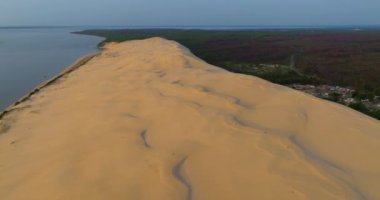 Fransa 'daki Arcachon havzasının hava panoramik manzarası Avrupa' da gün batımında Pilat 'ın en yüksek tepesinde yürüyen insanlar..