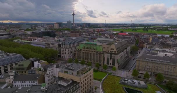 ドイツのデュッセルドルフを撮影 ドイツの都市の空中ビュー 住宅の建物が付いている都市郊外 上からヨーロッパの風景パノラマ — ストック動画