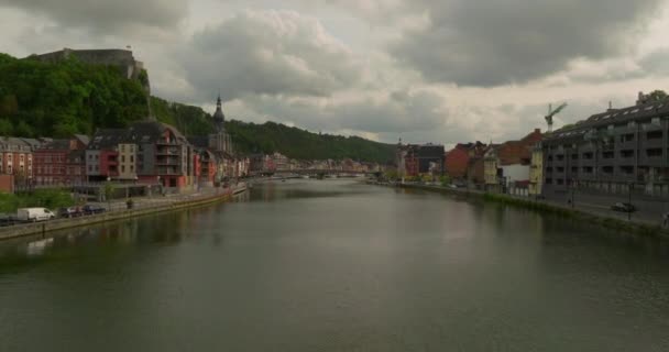 ディナントの美しい町で川に沿ってドローンを飛ばす サクソフォン ベルギー — ストック動画