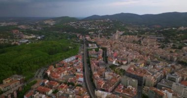 Girona şehrinin güzel bir yaz gününde havadan görünüşü, Katalonya, İspanya.