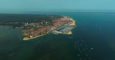 Kıyı manzaralı Arcachon şehri, demirli teknelerle dolu. Yaz tatilleri için popüler turizm beldesi.