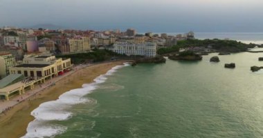 Biarritz ana plajın ve Biarritz şehrinin güneşli öğleden sonra Fransa 'nın geniş hava manzarası. Miramar sahilindeki Sofitel Biarritz Le Miramar Thalassa Denizi ve Spa Oteli 'nin dış görünüşü.