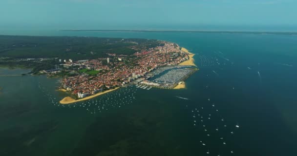 Vista Aérea Cidade Costeira Arcachon Com Barcos Ancorados Destino Turístico — Vídeo de Stock