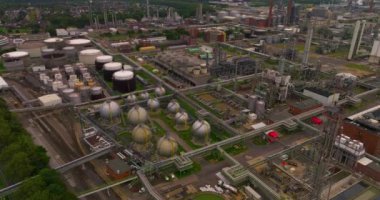 Kimya fabrikasının hava görüntülerini kuruyorum. Kimyasal tesis duman ve buhar pompalıyor. Endüstriyel hava kirliliği. Petrol ve gaz rafinerisi. Hava kalitesi ve çevresel etki teması.
