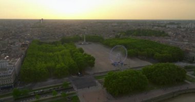 Bordeaux 'nun hava manzaralı dünya şarap başkenti, Yeni Aquitaine, Fransa, Quinconces Meydanı Bordeaux Gün batımında.