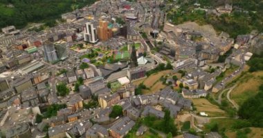 Andorra 'nın başkenti Andorra la Vella' nın Fransa ve İspanya arasındaki Pireneler dağlarındaki hava manzarası. Avrupa 'nın en gelişmiş ülkelerinden biri. Tatil ve iş için harika bir ülke.