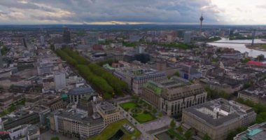 Düsseldorf: Almanya 'nın havadan görünüşü, yerleşim binaları olan şehir banliyösü. Avrupa 'nın manzara manzarası yukarıdan. Çekim Düsseldorf, Almanya.