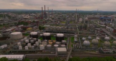 Hidrojen yenilenebilir enerji üretimi - temiz elektrik için gaz. Hidrojenle tankların havadan görüntüsü. Hidrojen fabrikası konsepti. Yenilenebilir enerji kaynaklarından hidrojen üretimi.