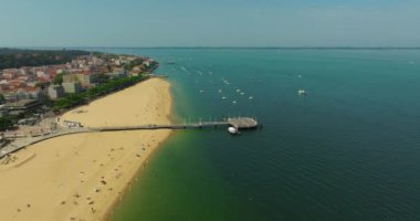 Hava manzaralı Arcachon iskelesi ve bitişik sahil. Yaz turizm merkezi, Fransa.