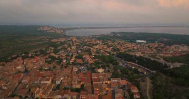 Akdeniz kıyısındaki Fransa 'nın güneyindeki küçük bir turizm kasabasının çatılarında İHA uçurmak.