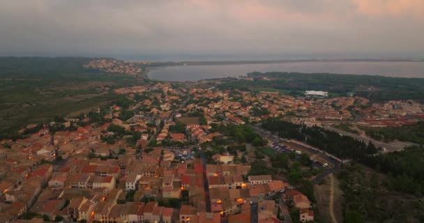 フランス南部の小さな観光都市の屋上にドローンを飛ばす ルーケートの地中海 — ストック動画