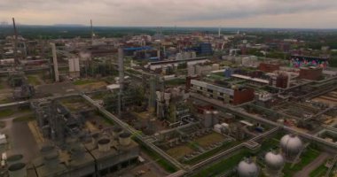 Hava manzaralı ağır sanayi kimya parkı. Dormagen üretimi ve farklı kimyasal ürünlerin üretimi. Almanya, Düsseldorf.