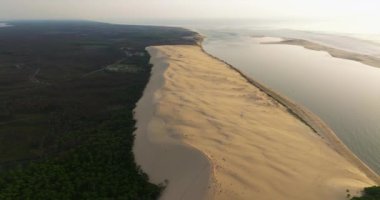Doğanın inanılmaz güzelliğinin havadan görünüşü, Pilat Kumulu, Avrupa 'nın en uzun kum tepesi, Arcachon Körfezi, Aquitaine, Fransa.