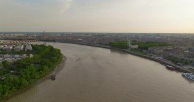 Fransa 'daki Garonne Nehri üzerindeki Bordeaux Limanı' nın Havadan Görünümü.