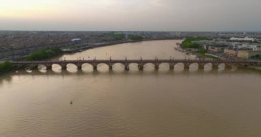 Bordeaux taş köprüsünün hava görüntüsü Keşiş, Pont de Pierre, Yeni Aquitaine, Fransa.