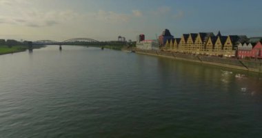 Köln şehir manzarası ve Ren nehrinin panoramik hava manzarası.