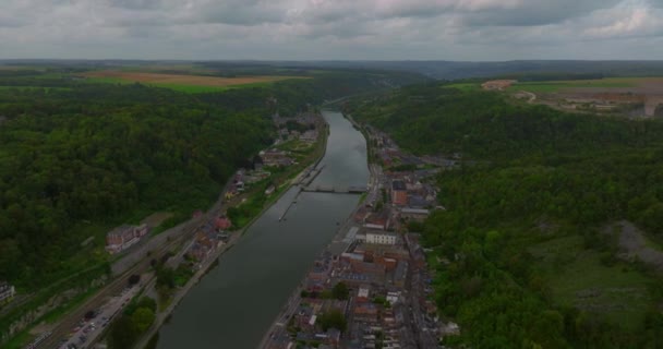 ベルギーのドローン映像 ディナント の空中撮影を開始 川岸の美しいベルギーの街 ディナントの観光センターでの夏時間 — ストック動画