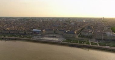 Place de la Bourse 'un hava manzarası ve Fransa' nın Bordeaux şehrindeki Place de la Bourse 'un önündeki ayna çeşmesi..