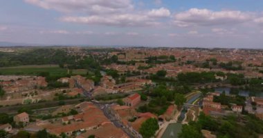 Yazın güneşli bir günde Beziers 'in etrafında uçuşan hava. Fransa.
