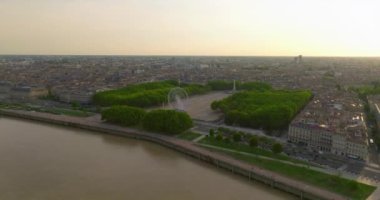 Bordeaux 'nun hava manzaralı dünya şarap başkenti, Yeni Aquitaine, Fransa, Quinconces Meydanı Bordeaux Gün batımında.