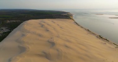Raw 'daki kum tepelerinin yakın görüntüsü ve çölün doğal güzelliği, görünürde insan yok. Fransa 'daki Arcachon havzasının havadan panoramik görüntüsü.
