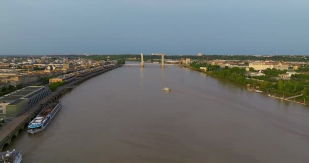 法国加龙河畔的波尔多港口城市的空中景观 — 图库视频影像