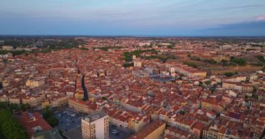 Perpignan, Fransa 'nın havadan görünüşü. İkametgah binaları ve Tet Nehri yukarıdan görülebiliyor. Gün batımında şehir merkezi..
