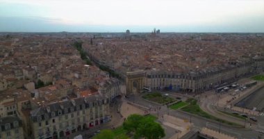 Fransa 'nın şarap başkenti Bordeaux' nun hava görüntüsü çekimleri. Nehrin kıyısında güzel bir şehir. Şehir merkezinin insansız hava aracı görüntüsü. İHA 'yla çekilen evlerin çatıları.
