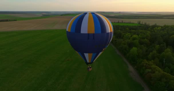 Ovanifrån Varmluftsballong Flyger Ovanför Grönt Landskap Usa Drönarballong Begreppet Äventyr — Stockvideo