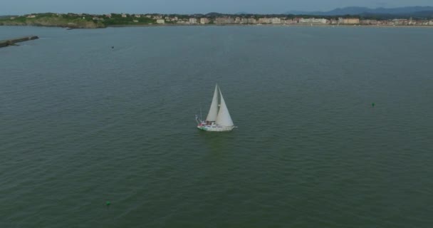 圣约翰 卢斯著名的度假胜地在巴斯克海岸天然沙湾法国的渔港 在运河旁边俯瞰Ciboure海滩 — 图库视频影像