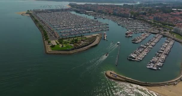 法国波尔多附近的小海湾内的小港口的广阔的空中电影 从空中俯瞰大海 船只和城市建筑 法国旅游胜地的壮丽景色 — 图库视频影像