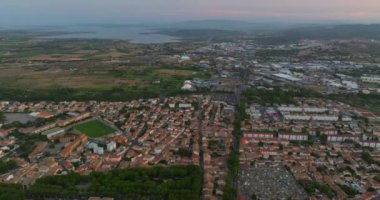 Narbonne şehrinin antik şehre bakan muhteşem hava manzarası. Fransa.