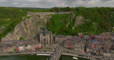 Dinant, Belçika insansız hava aracı sinemasının hava görüntülerini kuruyorum. Nehir kıyısındaki güzel Belçika şehri. Dinant 'ın turizm merkezinde yaz mevsimi.