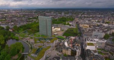 Düsseldorf, Almanya 'yı çekiyoruz. Almanya 'nın havadan görünüşü, yerleşim binaları olan şehir banliyösü. Avrupa 'nın manzara manzarası yukarıdan.
