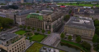 Düsseldorf, Almanya 'yı çekiyoruz. Almanya 'nın havadan görünüşü, yerleşim binaları olan şehir banliyösü. Avrupa 'nın manzara manzarası yukarıdan.
