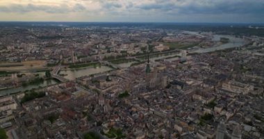 Rouen şehir panoramasını çekiyoruz. Rouen 'in merkez bölgesinin havadan görüntüsü. Fransa 'nın nehir kıyısındaki eski turist kasabası.