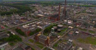 Endüstriyel bölgenin havadan görünüşü. Almanya 'daki modern büyük sanayi fabrikası. Rafineri fabrikasıyla petrol ve gaz petrokimya endüstrisinin çekimleri yapılıyor. Sanayi bölgesi binaları manzarası.
