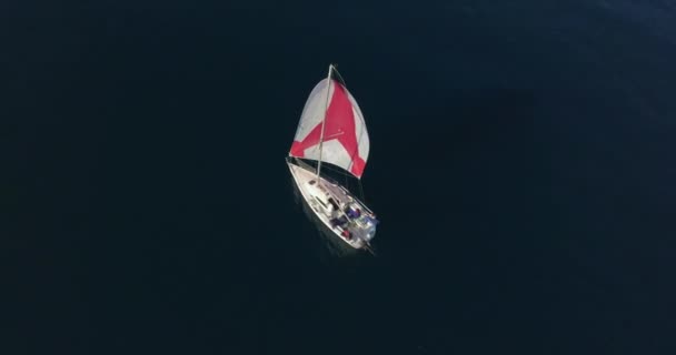 Yacht Sailing Open Sea Red Sails Aerial View Nature Seascape — Stockvideo