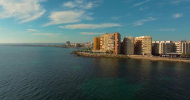 İspanya 'nın başkenti Torrevieja' da popüler bir turizm gezisinde Torrevieja 'nın hava manzarası.