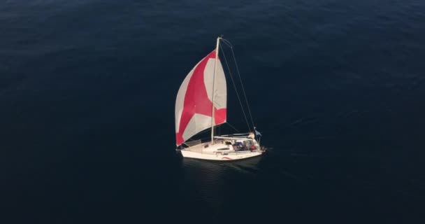 Yacht Sailing Open Sea Red Sails Aerial View Nature Seascape — Stockvideo