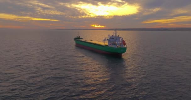 Vista Aérea Enorme Petroleiro Granel Ancorado Mar Mediterrâneo Azul Profundo — Vídeo de Stock