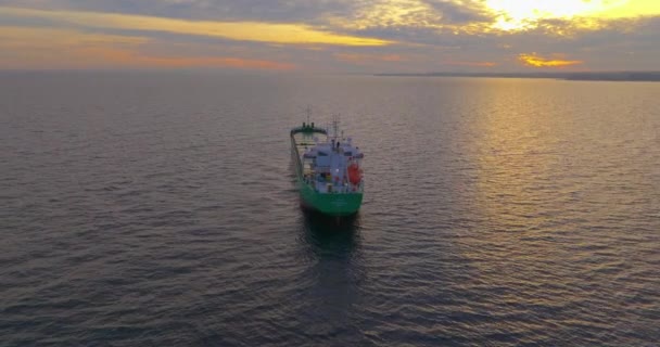 Légi Kilátás Hatalmas Ömlesztettáru Szállító Tartályhajó Horgonyzott Mélykék Földközi Tenger — Stock videók