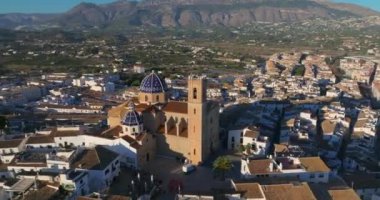 Altea şehrinin havadan görünüşü ve pitoresk Akdeniz kıyısı. İspanya. Altea şehrinin simgesi olarak dağdaki antik bir Katolik kilisesi..