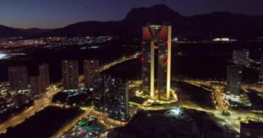 İspanya 'nın Benidorm kentindeki kıyı binalarının hava manzarası. Deniz kenarındaki modern şehir.