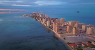 Murcia İspanya Akdeniz 'deki La Manga del Mar Menor plajının ve arka plandaki lagünün havadan görüntüsü.