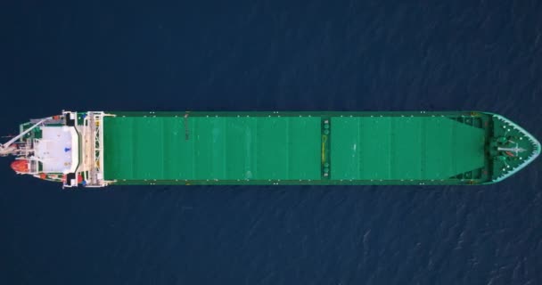 Widok Lotu Ptaka Zielony Statek Towarowy Zakotwiczony Morzu — Wideo stockowe